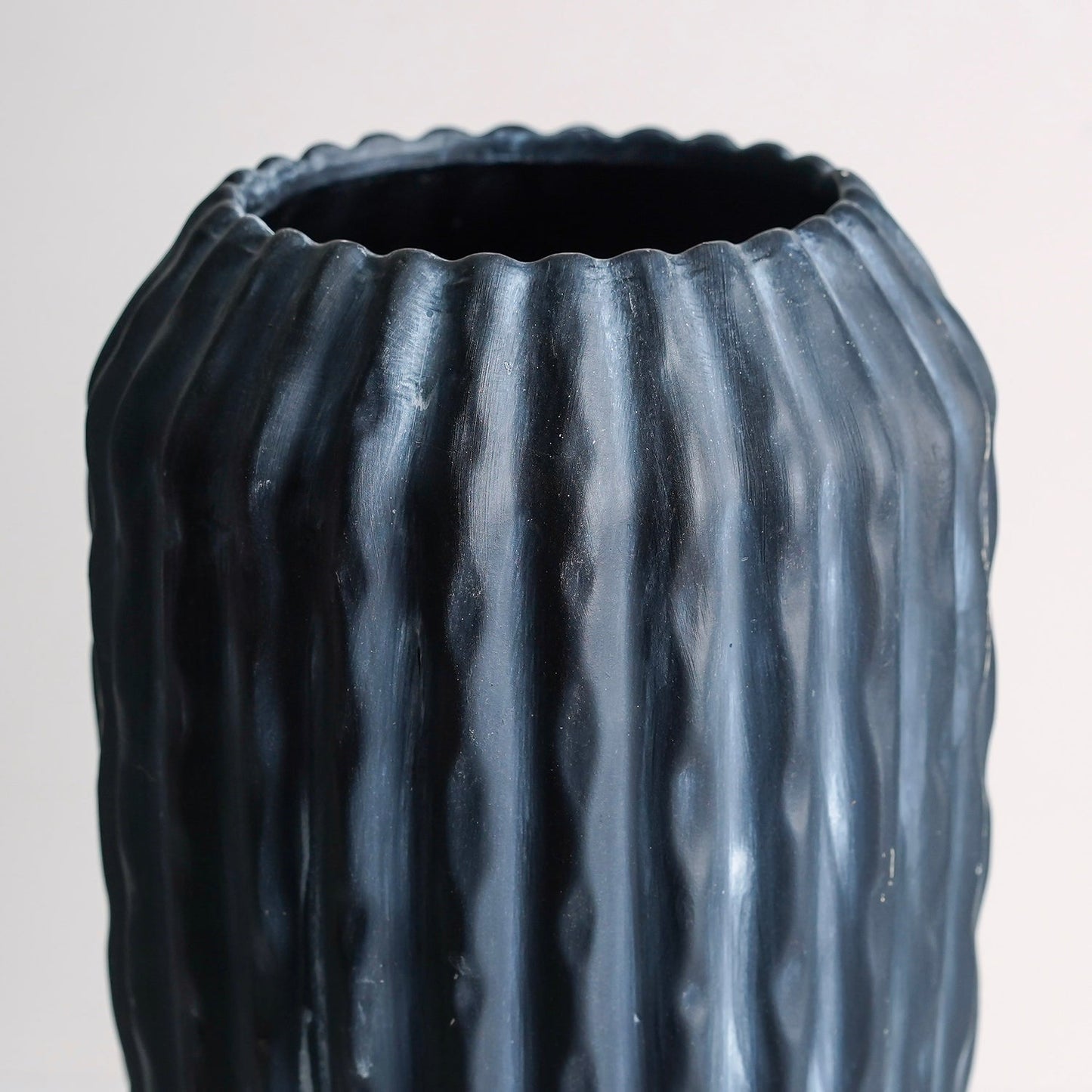 Renai Black Vase