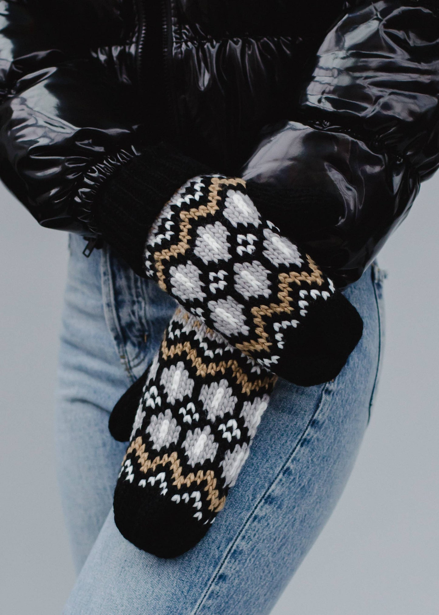 Black/Gray Pattern Mittens